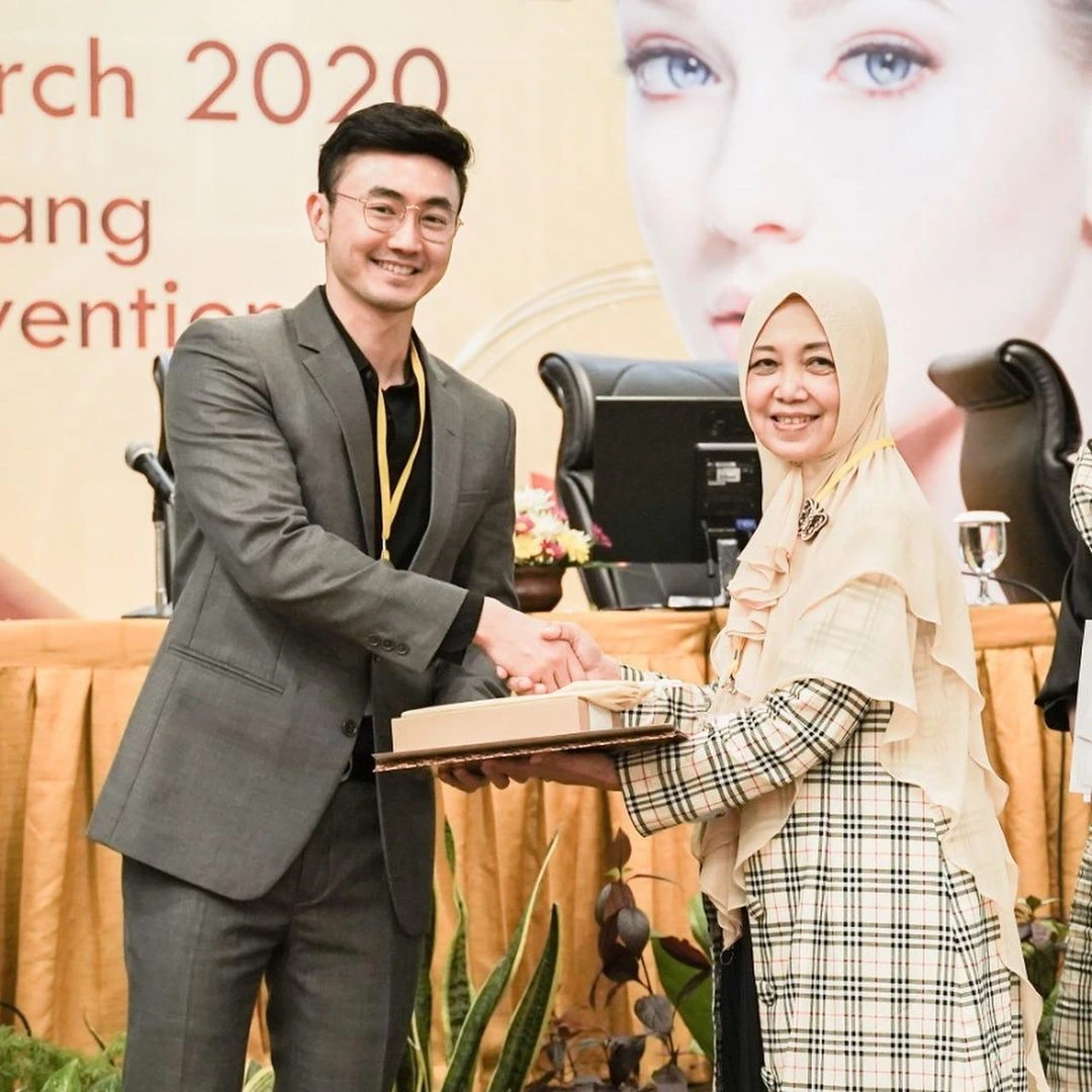 Dr. Chin Donald Kim receiving medical excellence award at orthopedic surgery conference